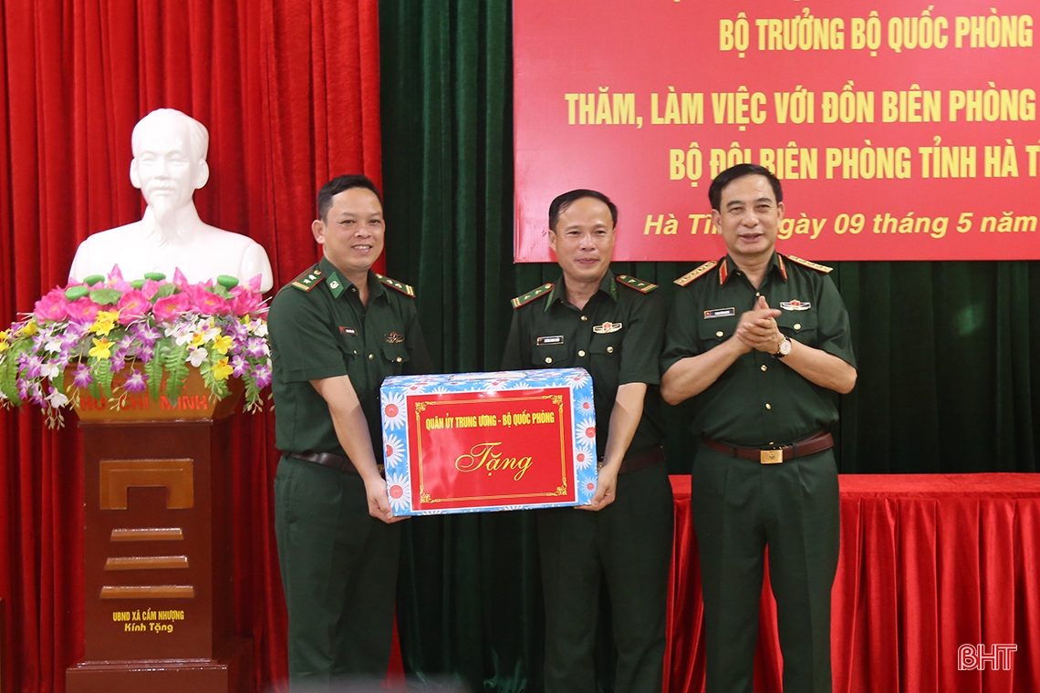Đại tướng Phan Văn Giang thăm các đơn vị biên phòng ở Hà Tĩnh