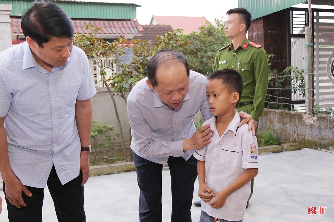Lãnh đạo Hà Tĩnh thăm hỏi gia đình nạn nhân tử vong do tai nạn giao thông