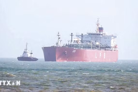 Xuất khẩu dầu mỏ của Iran qua eo biển Hormuz gần như đình trệ