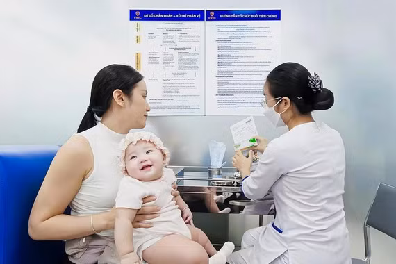 Việt Nam lần đầu có vaccine phòng bệnh tay chân miệng