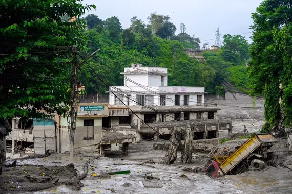 Vụ sạt lở mạnh ngang 950 tấn thuốc nổ gây lũ quét ở Nepal, ít nhất 160 người thiệt mạng