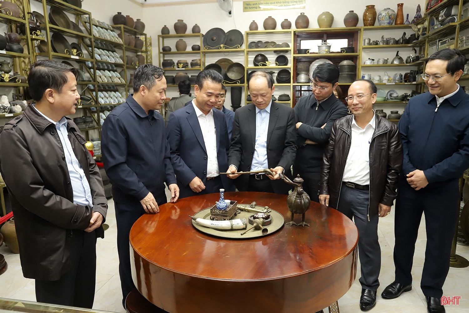 Phó Chủ tịch Thường trực UBND tỉnh Nguyễn Hồng Lĩnh cùng đoàn công tác tới thăm Bảo tàng Hoa Cương.