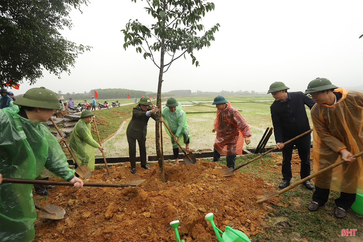 Phó Chủ tịch Thường trực UBND tỉnh Nguyễn Hồng Lĩnh, Trưởng ban Tuyên giáo Tỉnh ủy Hà Văn Hùng tham gia trồng cây đầu xuân tại xã Hương Đô, huyện Hương Khê.