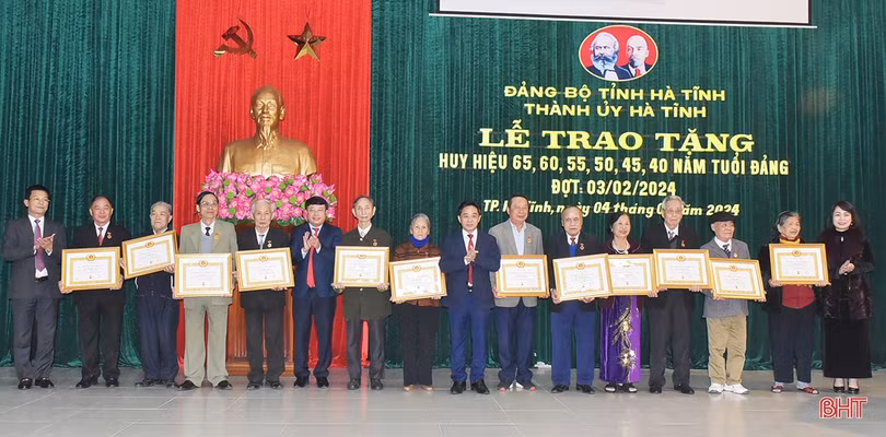 Trao Huy hiệu Đảng cho 128 đảng viên thành phố Hà Tĩnh