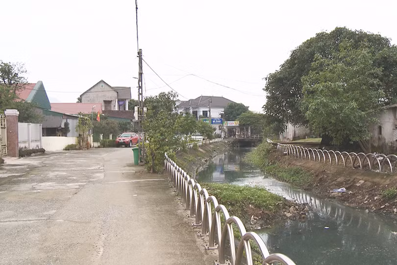 Ngộp thở bên bờ kênh ô nhiễm trầm trọng ở Kỳ Tân