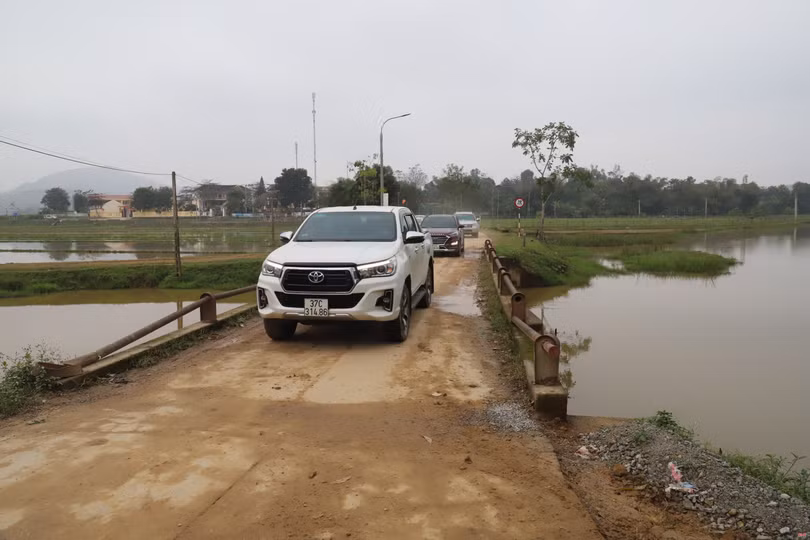 “Nín thở” khi đi qua cầu Nờ
