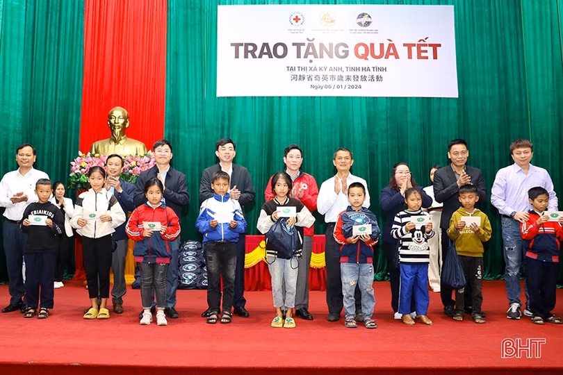 Trao 143 suất quà tết cho học sinh TX Kỳ Anh