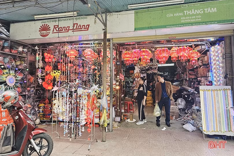 Hàng tết “đua nhau” lên kệ ở Hà Tĩnh