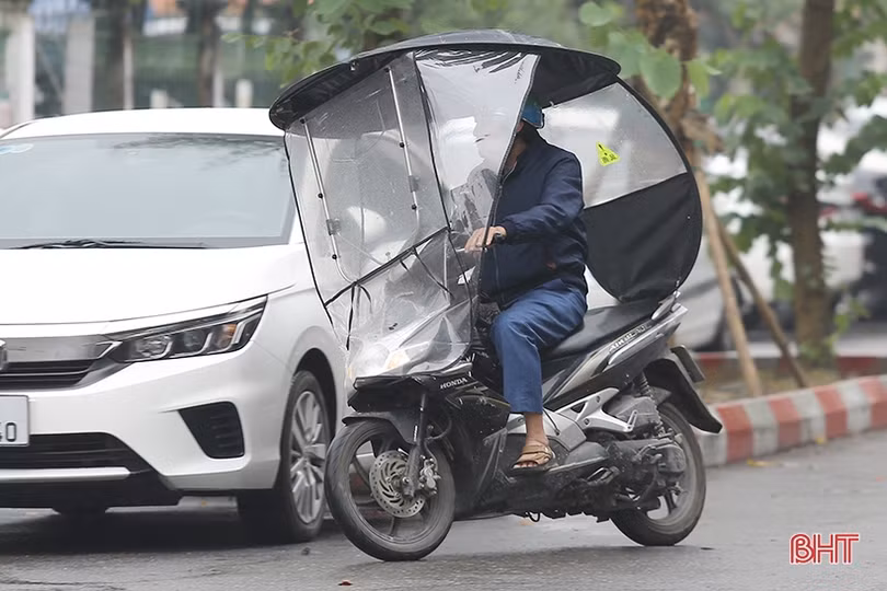 Nhan nhản xe máy lắp mái che tự chế ở TP Hà Tĩnh