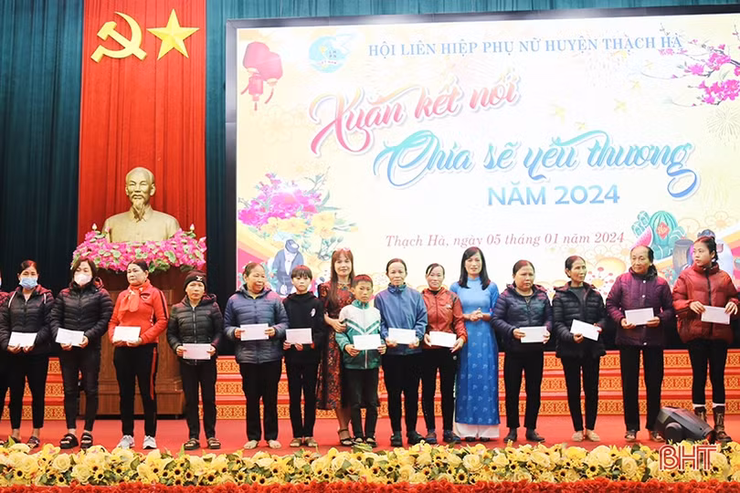 Phụ nữ Thạch Hà nhận đỡ đầu thêm 8 trẻ mồ côi