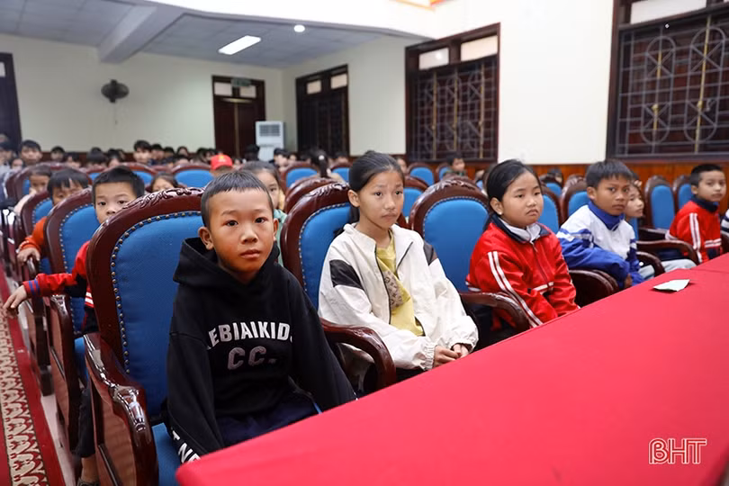 Trao 143 suất quà tết cho học sinh TX Kỳ Anh