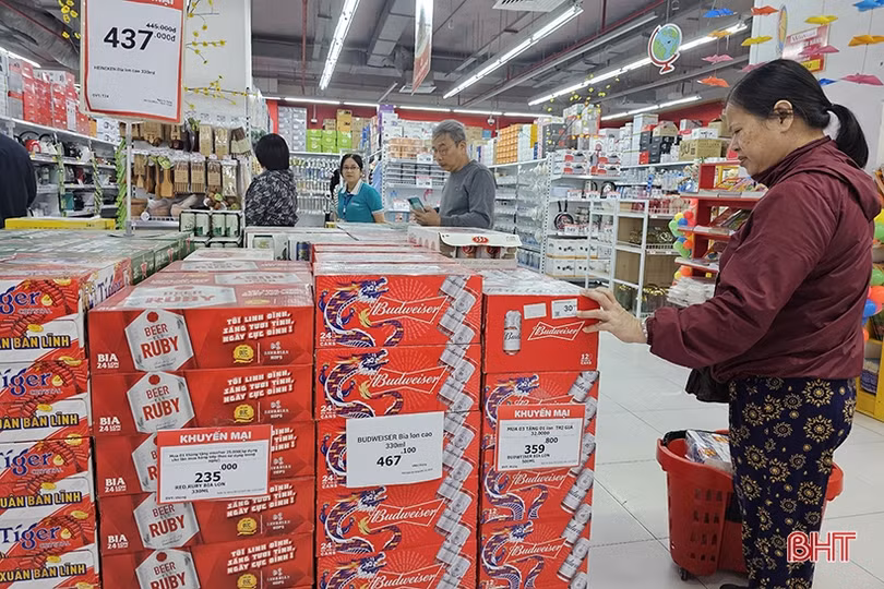 Hàng tết “đua nhau” lên kệ ở Hà Tĩnh