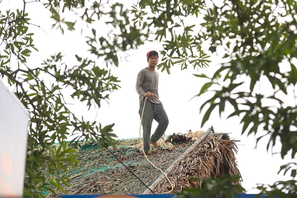 Các hộ kinh doanh ở biển Xuân Thành chằng chéo, gia cố nhà hàng để đảm bảo an toàn.