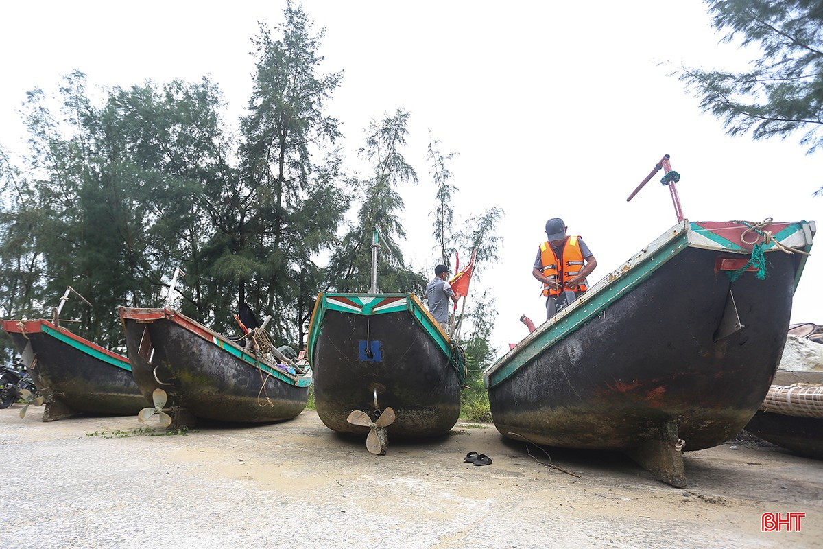 Ông Trần Quang Thành (SN 1968) chia sẻ: "Nghe tin cơn bão số 5 rất mạnh nên từ ngày hôm qua chúng tôi đã chủ động kéo thuyền vào bờ, neo buộc cẩn thận. Hy vọng bão sẽ không gây thiệt hại lớn".