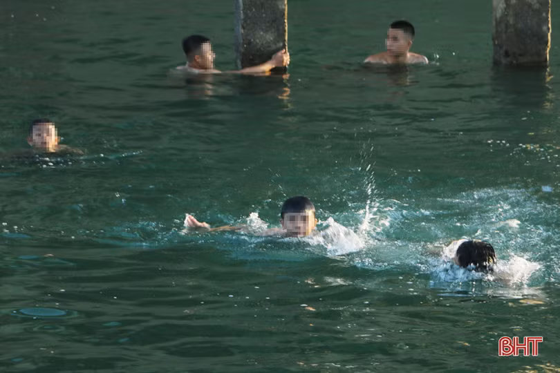 Bất chấp nguy hiểm, nhiều học sinh Hà Tĩnh vẫn đua nhau lên hồ Kẻ Gỗ giải nhiệt