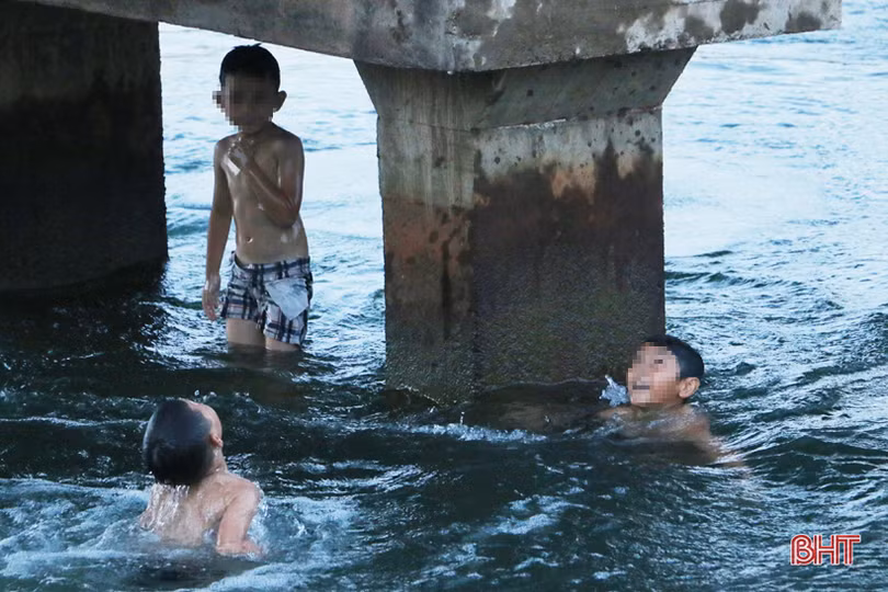 Bất chấp nguy hiểm, nhiều học sinh Hà Tĩnh vẫn đua nhau lên hồ Kẻ Gỗ giải nhiệt