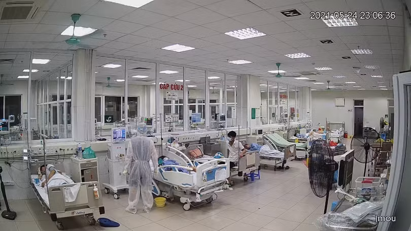Tận mắt thấy bác sĩ ép tim liên tục cấp cứu bệnh nhân Covid-19