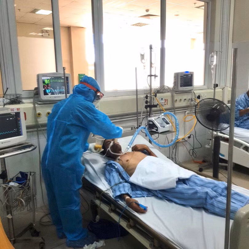 Tận mắt thấy bác sĩ ép tim liên tục cấp cứu bệnh nhân Covid-19