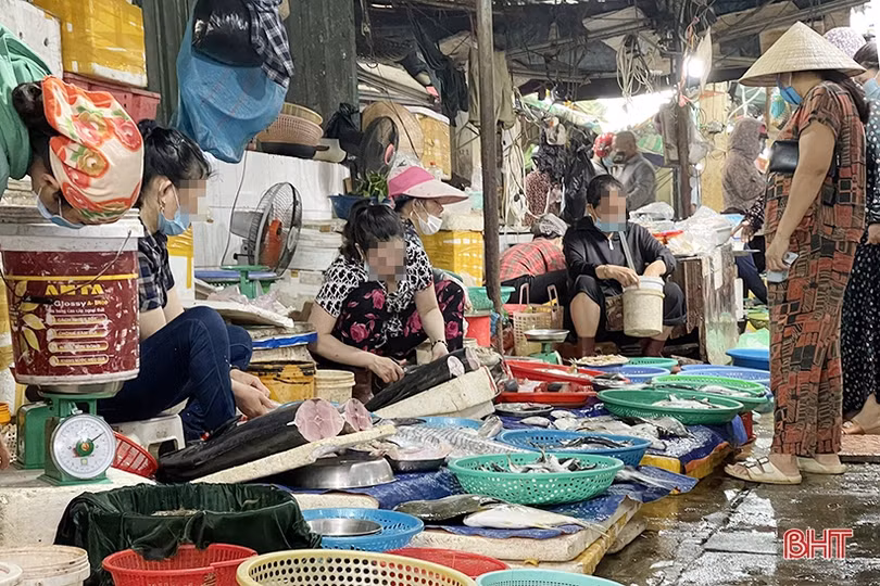 Đeo khẩu trang phòng dịch ở Hà Tĩnh: Vẫn còn tình trạng người quên, người đeo... dưới cằm