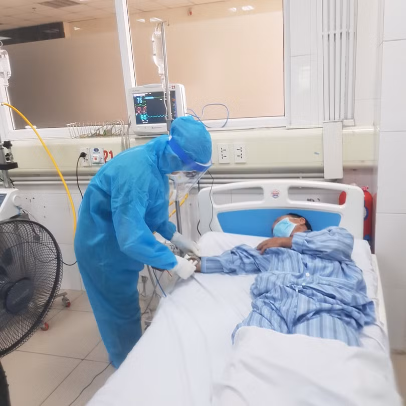 Tận mắt thấy bác sĩ ép tim liên tục cấp cứu bệnh nhân Covid-19