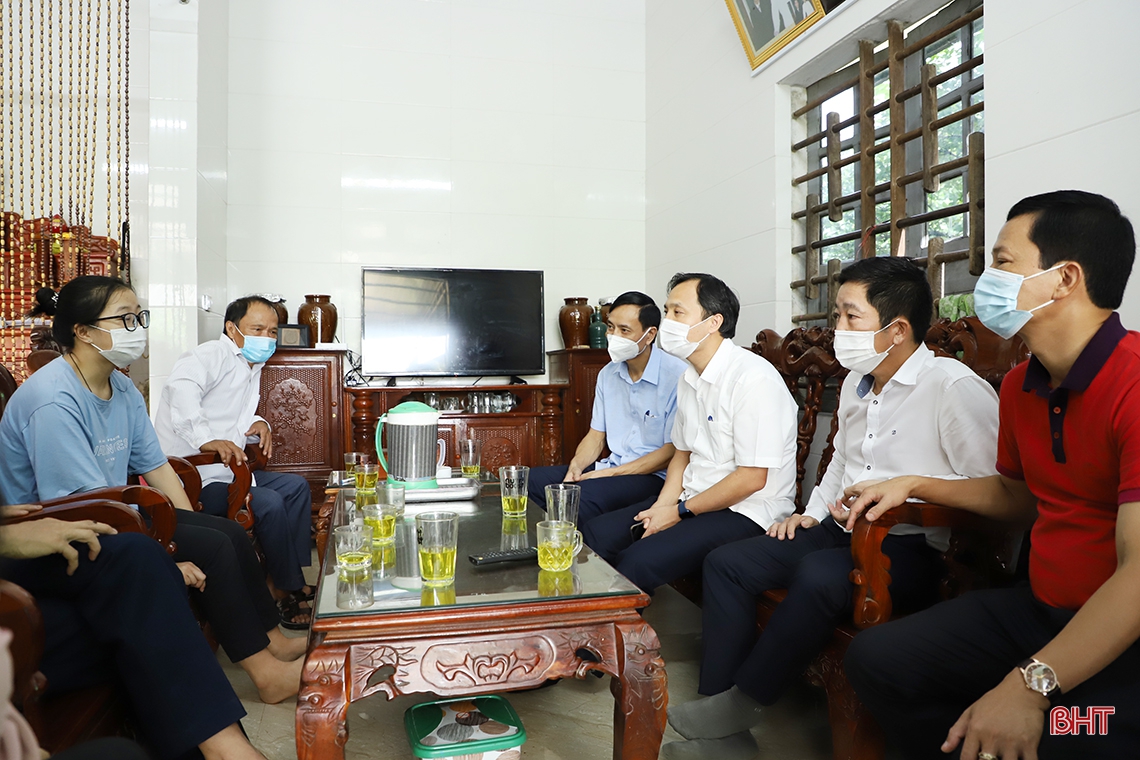 Nâng mức hỗ trợ học đại học cho 2 nữ sinh mồ côi, hoàn cảnh đặc biệt khó khăn ở TP Hà Tĩnh