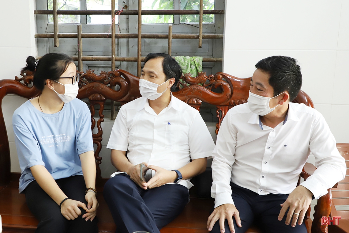 Nâng mức hỗ trợ học đại học cho 2 nữ sinh mồ côi, hoàn cảnh đặc biệt khó khăn ở TP Hà Tĩnh