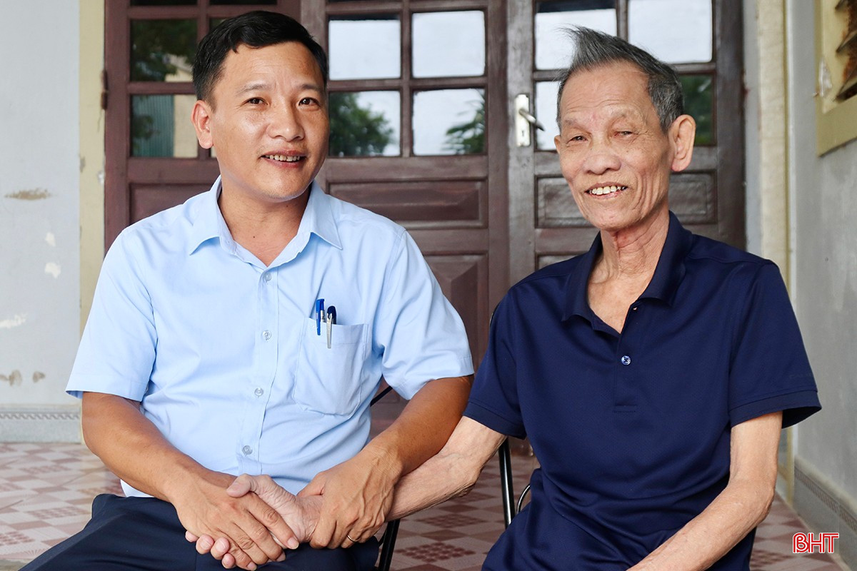 Ông Nguyễn Văn Đạt (SN 1944, thôn Bùi Xá, xã Việt Tiến) tự hào trước sự đổi thay của quê hương.