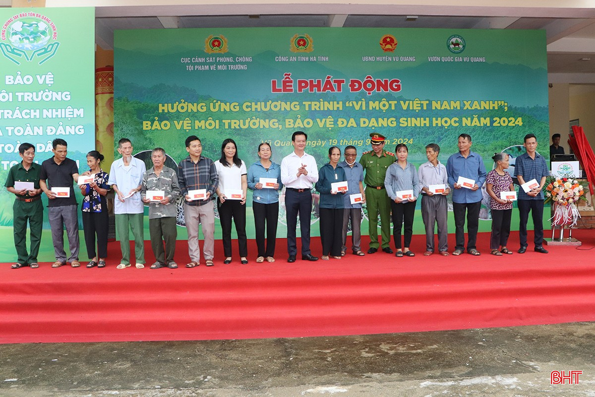 Trung tướng Trần Minh Lệ và Phó Chủ tịch UBND tỉnh Trần Báu Hà trao quà cho các gia đình có công với cách mạng, gia đình có hoàn cảnh đặc biệt khó khăn trên địa bàn huyện Vũ Quang.
