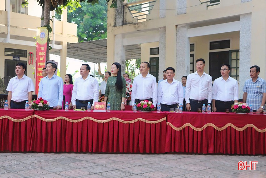 Đại biểu dự lễ khai giảng năm học mới tại Trường THCS Bồng Lĩnh.