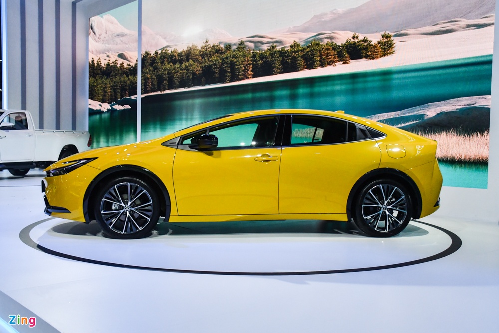 Cận cảnh Toyota Prius 2023 - tiêu hao nhiên liệu 4,13 lít/100 km
