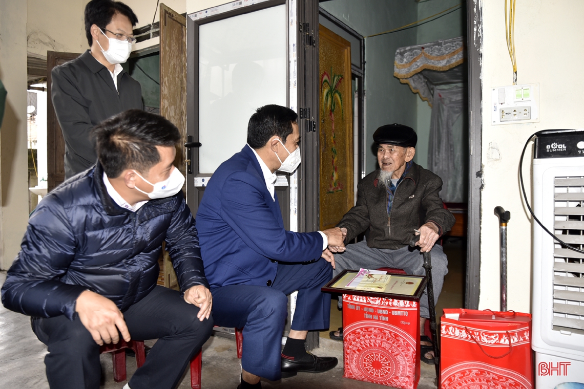 Chủ tịch UBND tỉnh Hà Tĩnh tặng quà, chúc tết gia đình chính sách, người cao tuổi ở TX Hồng Lĩnh