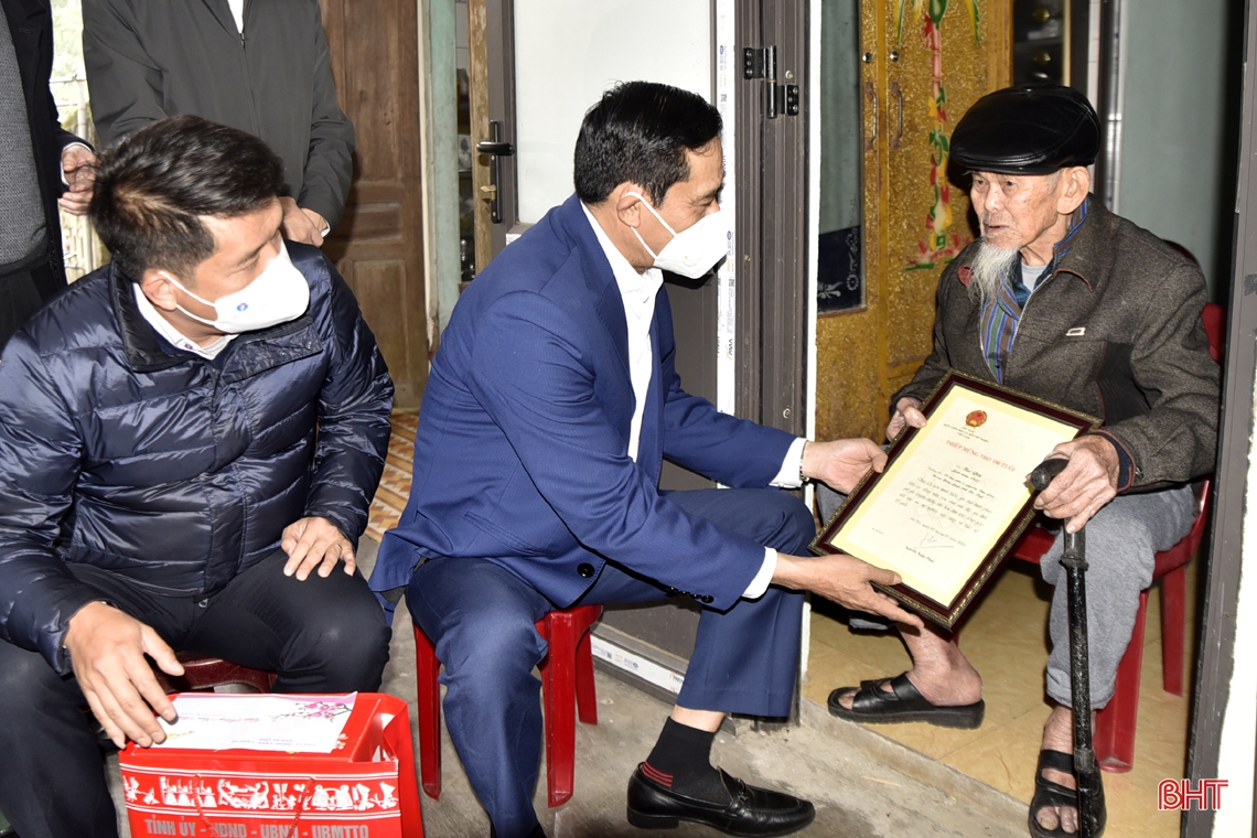 Chủ tịch UBND tỉnh Hà Tĩnh tặng quà, chúc tết gia đình chính sách, người cao tuổi ở TX Hồng Lĩnh