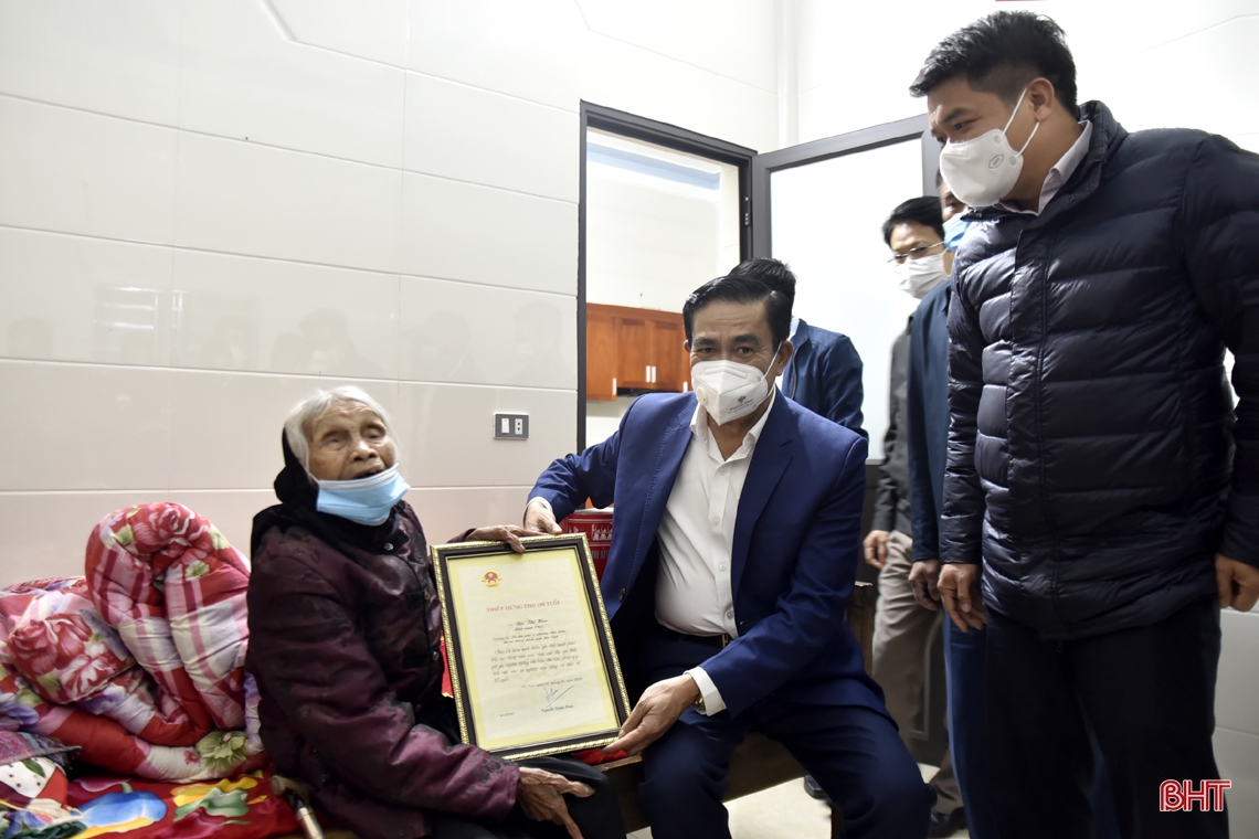 Chủ tịch UBND tỉnh Hà Tĩnh tặng quà, chúc tết gia đình chính sách, người cao tuổi ở TX Hồng Lĩnh