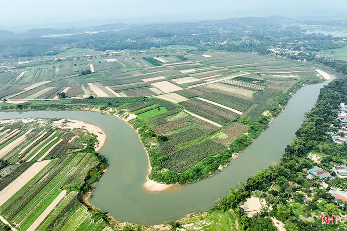 Từ trên cao nhìn xuống, cảnh sắc hiện ra như một dải lụa mềm uốn lượn theo dòng sông, nơi mỗi mùa nước đi qua lại lặng lẽ bồi đắp thêm lớp phù sa, nuôi dưỡng những mùa vụ mới.