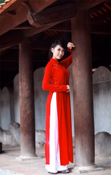 Đặng Thùy Trang được bạn bè, thầy cô nhận xét là cô gái ngoan, học giỏi. Đặng Thùy Trang được bạn bè, thầy cô nhận xét là cô gái ngoan, học giỏi.