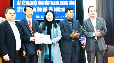 Đại diện Báo Nông thôn ngày nay và Doanh nghiệp tư nhân Hoành Sơn tặng báo cho Hội nông dân
