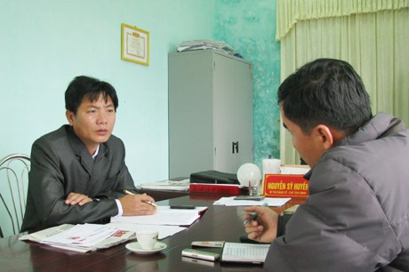 Chủ tịch UBND xã Cẩm Nhượng Nguyễn Sỹ Huyền thừa nhận việc người dân tự ý lấn chiếm đất công để xây dựng nhà ở và ki-ốt buôn bán hàng hải sản là có thật