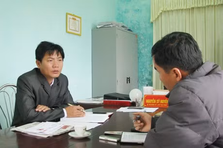 Chủ tịch UBND xã Cẩm Nhượng Nguyễn Sỹ Huyền thừa nhận việc người dân tự ý lấn chiếm đất công để xây dựng nhà ở và ki-ốt buôn bán hàng hải sản là có thật