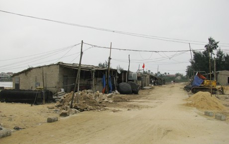 và nhiều ki-ốt kinh doanh được xây dựng trên đất lấn chiếm