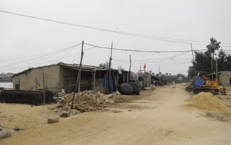 và nhiều ki-ốt kinh doanh được xây dựng trên đất lấn chiếm