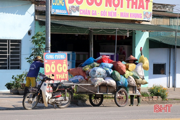 Lợi dụng đêm tối, ngang nhiên đổ trộm rác ngay dưới biển cấm