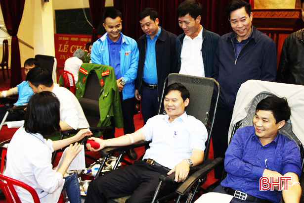 Nghi Xuân thu 275 đơn vị máu trong ngày hội “Giọt máu hồng tình nguyện”