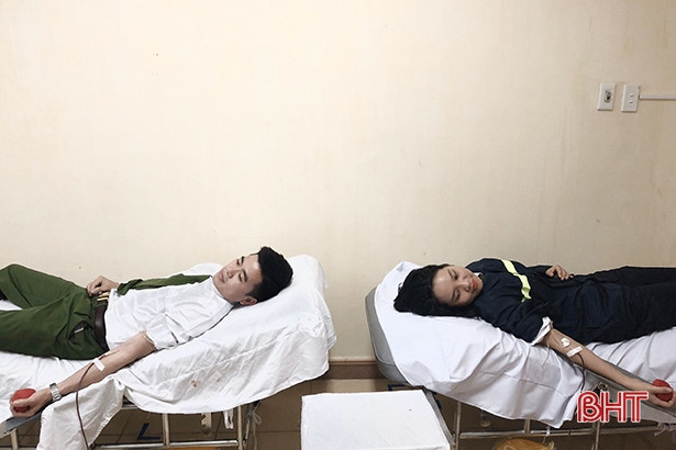 4 chiến sĩ Công an Hà Tĩnh hiến máu cứu bệnh nhân suy thận