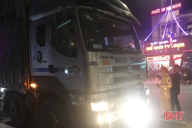 Công an TX Kỳ Anh xử phạt 25 ôtô lắp đèn trợ sáng sai quy định