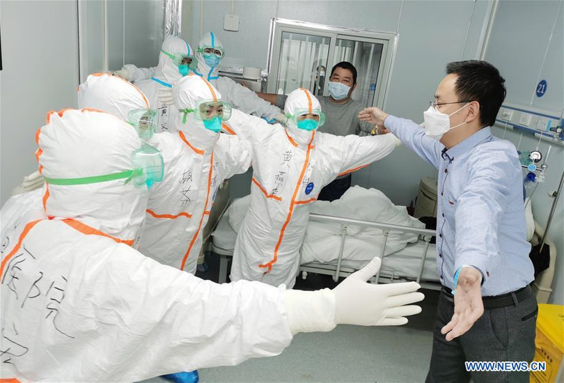 2 người nhiễm Covid-19 đầu tiên rời bệnh viện dã chiến Lôi Thần Sơn