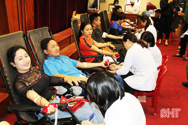 Nghi Xuân thu 275 đơn vị máu trong ngày hội “Giọt máu hồng tình nguyện”