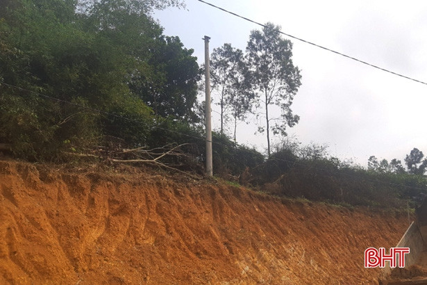 Sau phản ánh của Báo Hà Tĩnh, nhà thầu di dời cột điện “cheo leo” ở Đức Lạng