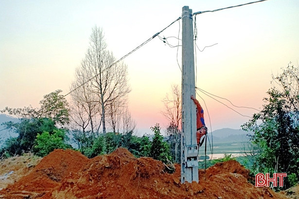 Sau phản ánh của Báo Hà Tĩnh, nhà thầu di dời cột điện “cheo leo” ở Đức Lạng