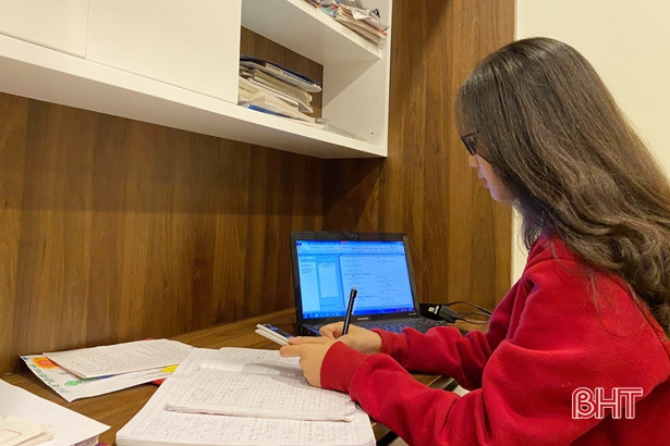 Học sinh iSchool Hà Tĩnh hào hứng học online khi phải ở nhà vì phòng dịch