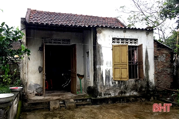 Bố bỏ đi biệt xứ, mẹ mắc ung thư tụy, chị em Linh chỉ biết khóc ròng!